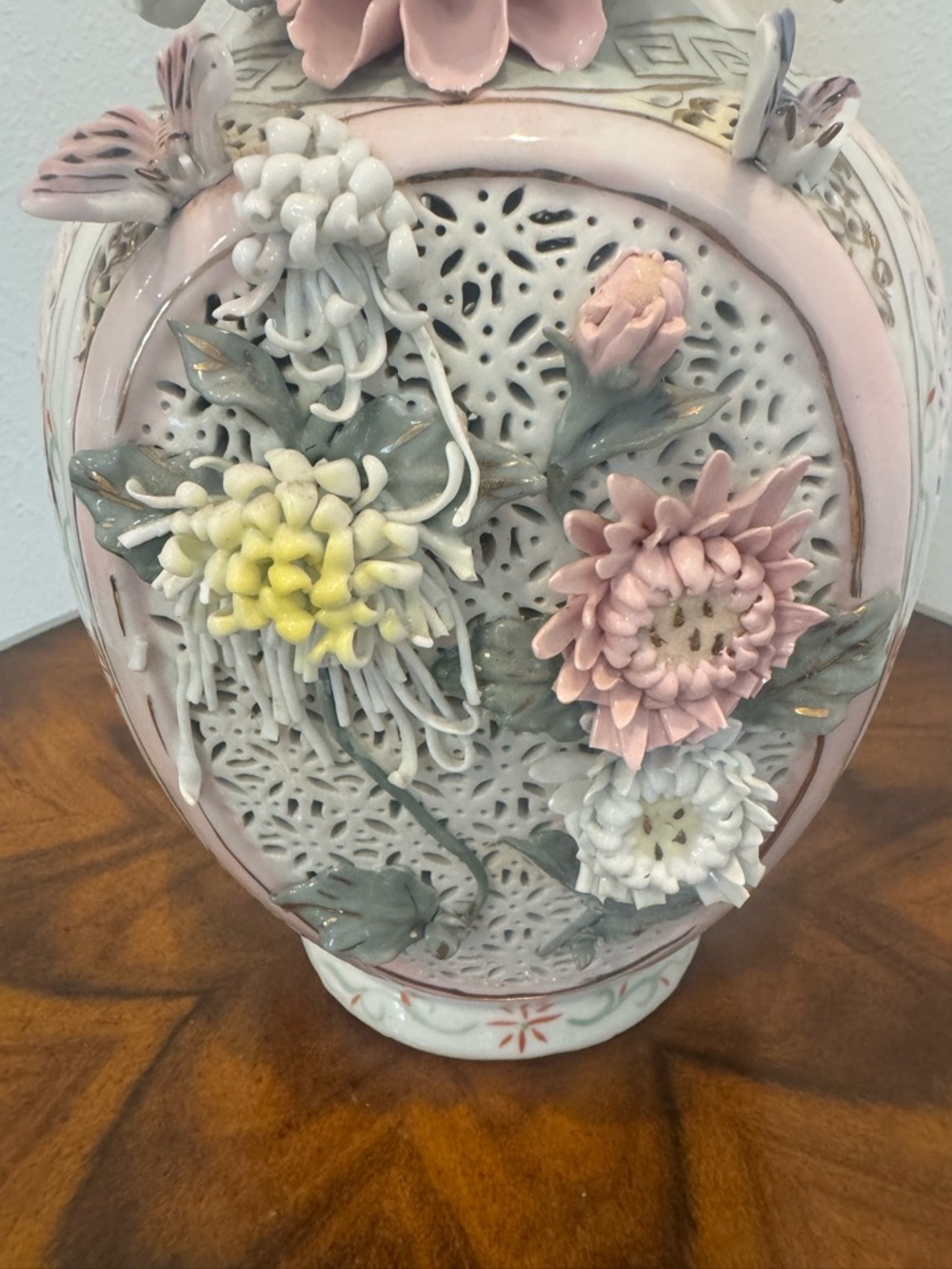 Beautiful vintage Chinese reticulated vase with birds, butterflies and flowers - Picture 5 of 16